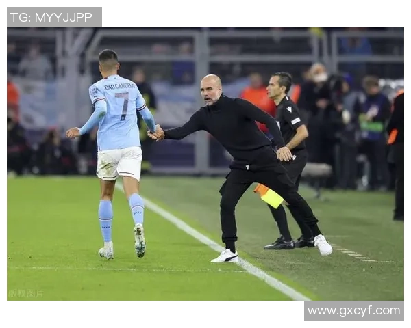 家纳足球明星激凸引发热议球迷热情与争议交织的背后故事