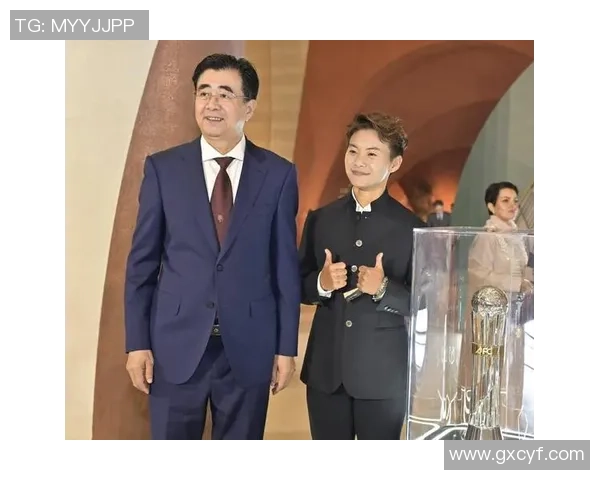 夹包的足球明星如何在赛场上展现独特风采与个人魅力