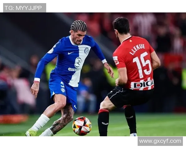 足球明星因表现不佳被教练罚跪下引发热议球迷反应各异